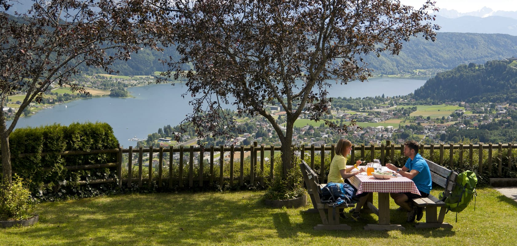 Jause mit Ausblick auf den See