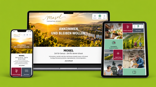 Laptop, Tablet und Smartphone zeigen verschiedene Ansichten der visitmosel-Tourismuswebsite vor einem grünen Hintergrund